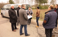 Komisja Infrastruktury Rady Powiatu w Belchatowie na drodze Kamień-Chabielice zapoznała się z jej stanem 