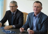 Waldemar Wyczachowski, starosta bełchatowski i Andrzej Ratajski, prezes RIG, zapraszają do udzialu w forum lokalnych przedsiębiorców