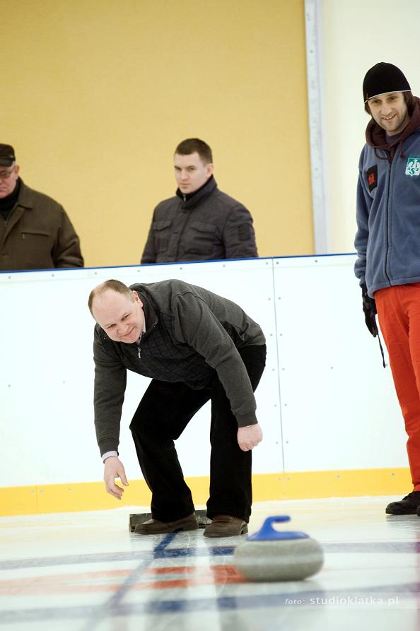 Starosta Sz.Chrzęst podczas rozgrzewki do I zawodów curlingowych w Bełchatowie (I/2011r.)